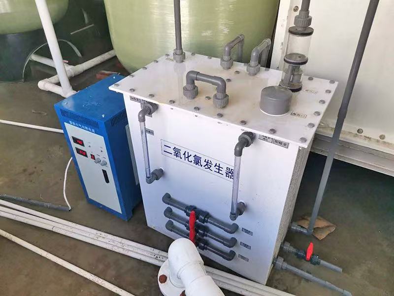 Electrolytic chlorine dioxide generator