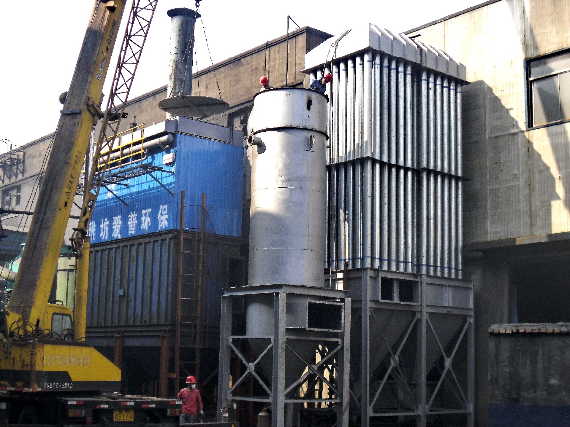 Dust collector for special foundry furnaces